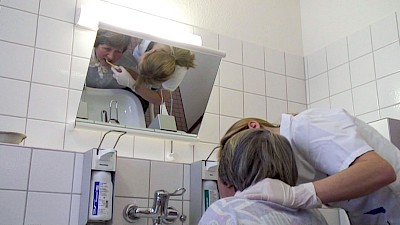 Zahnpflege am Waschbecken (teilweise unterstützt)