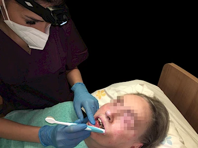 Stirnlampen blenden eher und leuchten die Mundhöhle aufgrund des Abstands nur unzureichender aus.