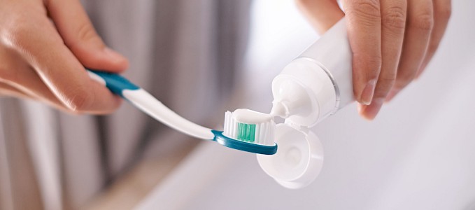 Pflegemittel & Anwendung Womit gelingt die Mundpflege am besten?