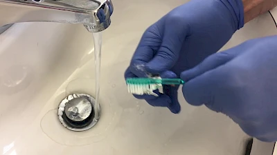 Beispiele: Reinigung & Haftcreme-Anwendung bei Zahnprothesen