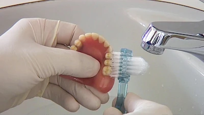 Beispiele: Reinigung & Haftcreme-Anwendung bei Zahnprothesen
