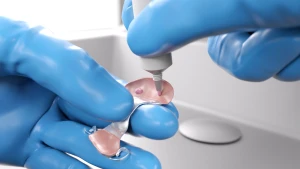 Einsatz von Haftcreme