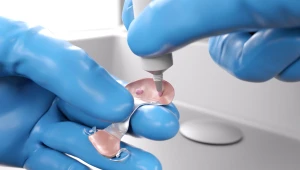 Einsatz von Haftcreme