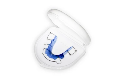 Beispiele: Zahnspange, Multiband, Retainer & Aligner